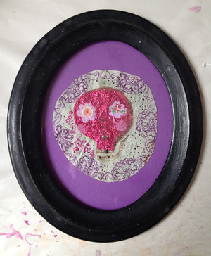 art-contemporain-sophie-lormeau-plasticienne-peinture-acrylique-sur-papier-et-collages-vanite-pink-skull-a-fleurs